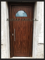 puerta de entrada color madera